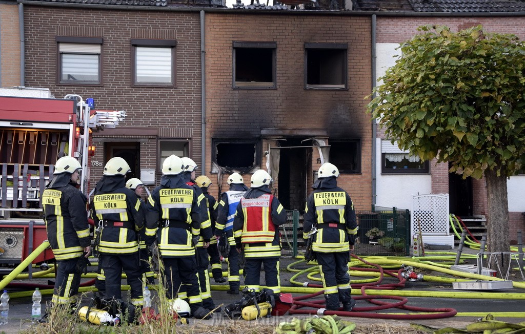 Feuer 2 Vollbrand Reihenhaus Roggendorf Berrischstr P060.JPG - Miklos Laubert